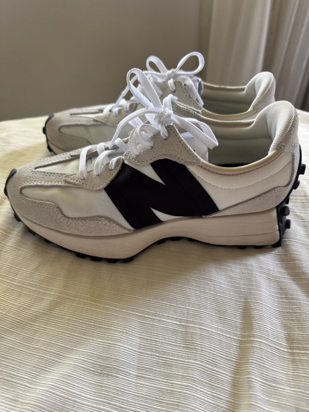 New Balance 327 women’s size 7 shoes sneakers